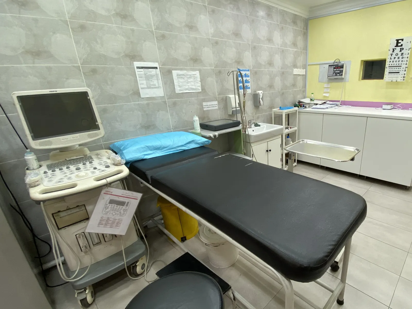 Ultrasound room at Klinik Rasa with the ultrasound machine and examination couch